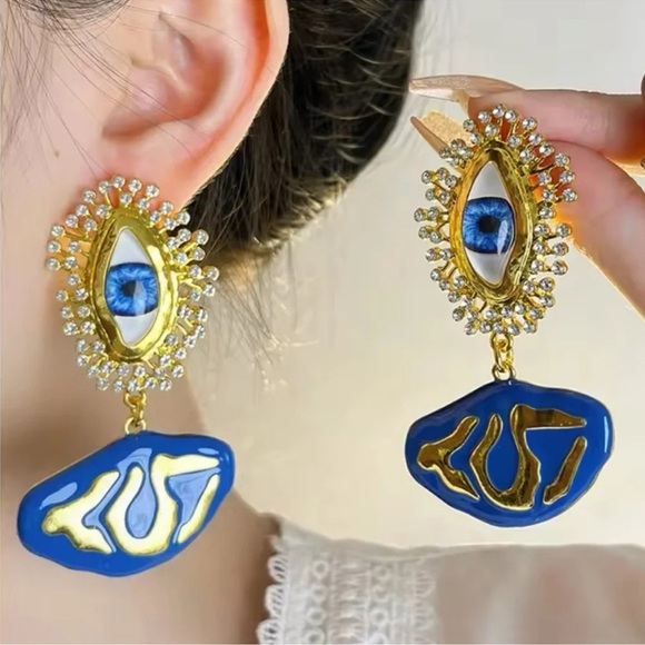 Baroque Guardians of Azure The Mystical Eye Blue Crystal Earrings - Picture 10 of 10